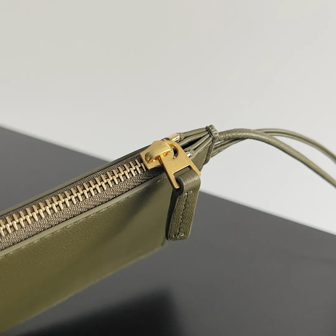 Batch 2860 Classic returns... (large size 51cm) • Cabat, born in 2001, is one of the most iconic styles of the Bottega Veneta workshop. The whole bag is made of top-grade imported lambskin. There is no exposed logo on the whole bag, but with the classic wide woven elements, you can tell who it belongs to at a glance! Can be carried on one shoulder, very practical! Style number: 608811 Size: 51*18*28